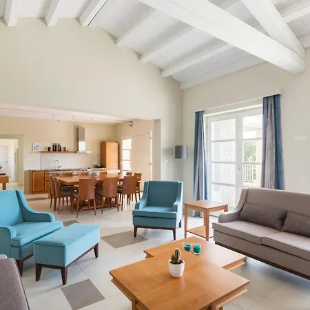 Sleeps 8 Pool Air Con Wifi