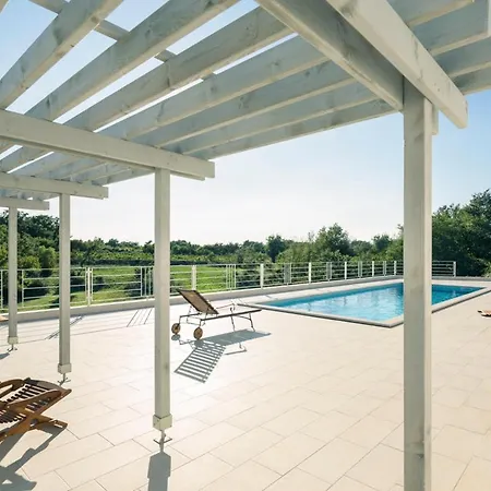 Sleeps 8 Pool Air Con Wifi Rezanci